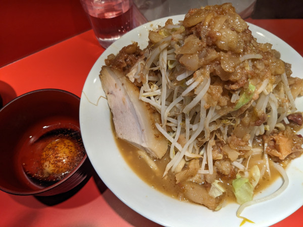 「小ラーメン（250g）＋生卵」@ブタブタコブタラーメン 代々木店の写真