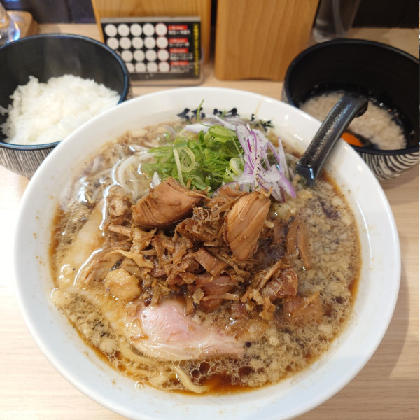 「背脂ニンニク肉そば TOMEJIブーストライスセット」@麺 鍾馗の写真