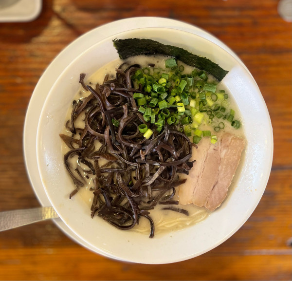 「まるきんらーめん、キクラゲ、辛子高菜」@博多まるきんラーメン 横浜港北店の写真