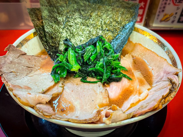 「燻製チャーシュー麺（並・固・多）＋ライス＋玉ねぎ（サービス）」@家系ラーメン 裏大輝家 青物横丁店の写真