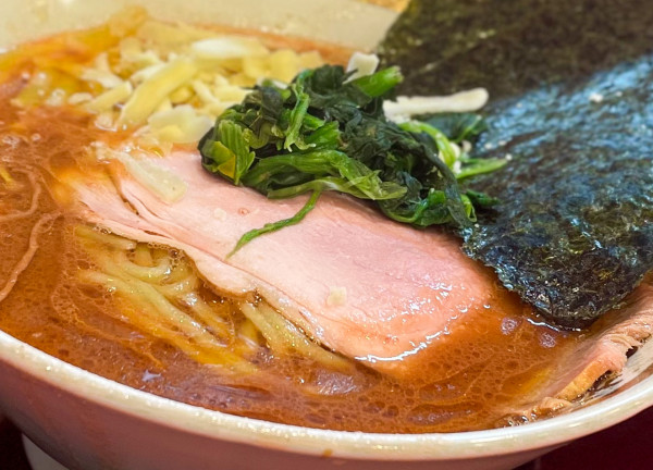 「ラーメン(固め・多め)+ライス食べ放題+チーズ(限定)」@家系ラーメン 裏大輝家 青物横丁店の写真