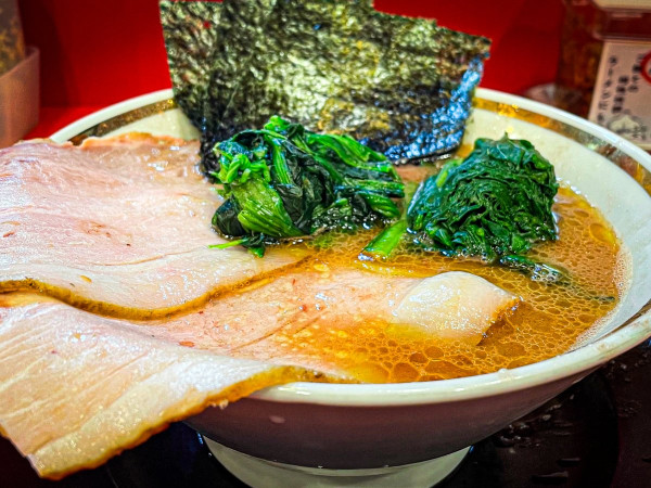 「ラーメン（固め・薄め・多め）＋小松菜＋チャーシュー1枚」@家系ラーメン 裏大輝家 青物横丁店の写真