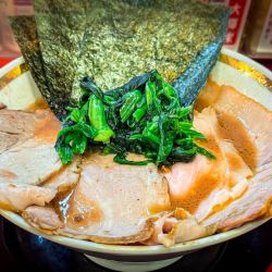 燻製チャーシュー麺（並・固・多）＋ライス＋玉ねぎ（サービス）