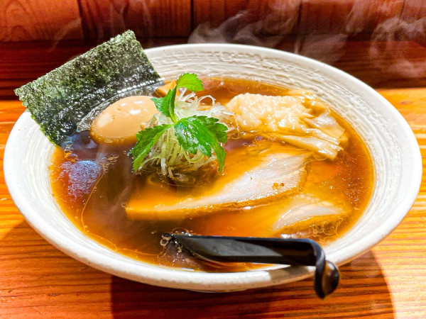 「特製醤油＋炙り肉飯」@純手打ち 麺と未来の写真