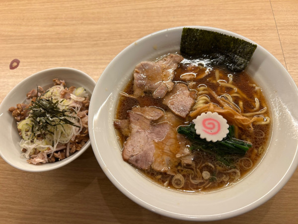 「醤油　半チャーシューメン　お茶漬けご飯」@長岡食堂 東京ラーメン横丁店の写真