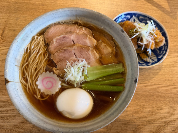 「チャーシュー麺1300円+塩味玉150円+油淋鶏350円」@中華そば 渦の写真
