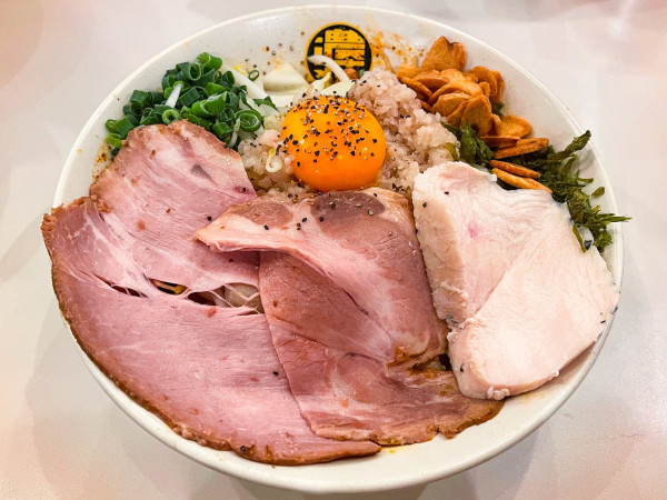 「辛辛濃菜まぜそば＋ニンニク＋揚げニンニク（2個）」@濃菜麺 井の庄の写真