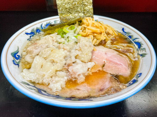 「しょうゆ中華そば＋身入り＋ニンニク」@手打ち中華そば 酒田 河原町店の写真