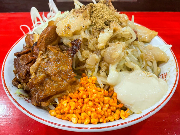 「まぜそば 小 (野菜以外) ＋腕肉」@ラーメン鷹の目 明大前店の写真