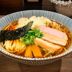 黒旨 肉ワンタン麺（ハーフ）＋大盛