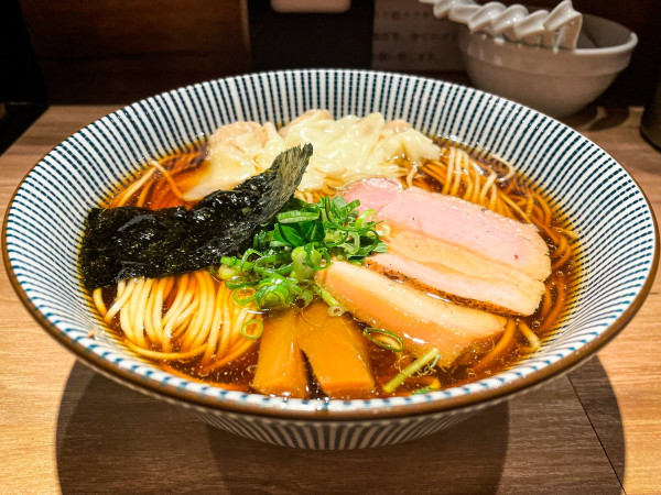 「黒旨 肉ワンタン麺（ハーフ）＋大盛」@中華soba いそべの写真