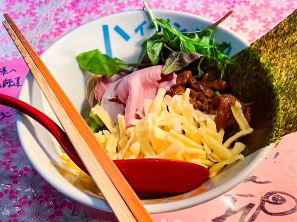 「凛々しい牛スジカレー煮込み×チーズまぜソバ 〜の牡蠣牛白湯」@らーめん凛々の写真