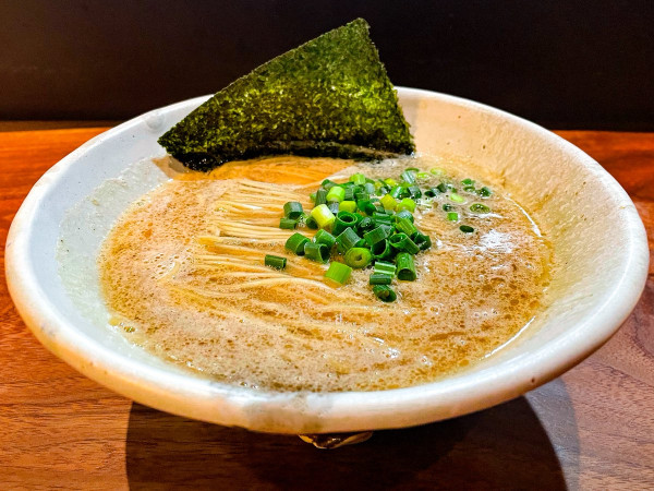 「岩中豚と博多地鶏で支えた吸収豚骨」@NATURAL TASTEの写真