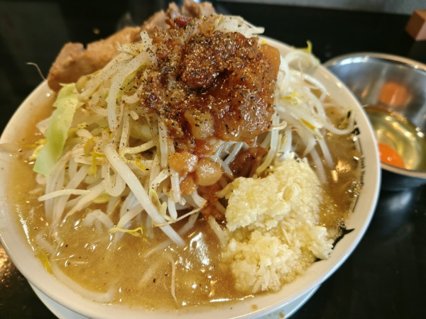 「ミニラーメン 850円 生卵100円」@WILD PIGの写真