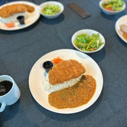 キーマカツカレー