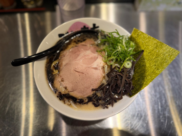 「豚骨らーめん黒900円」@豚骨らーめん ぶたきち 本厚木店の写真