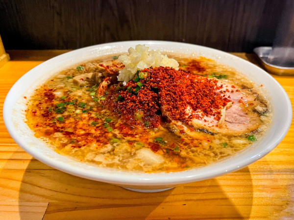「深夜の背徳らーめん 辛味噌(手揉み麺)」@麺道 六善の写真