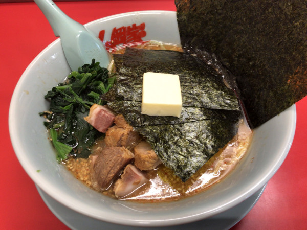 「味噌ラーメン+コロチャー6個+海苔5枚+ほうれん草+バター 0円」@山岡家 越谷レイクタウン店の写真