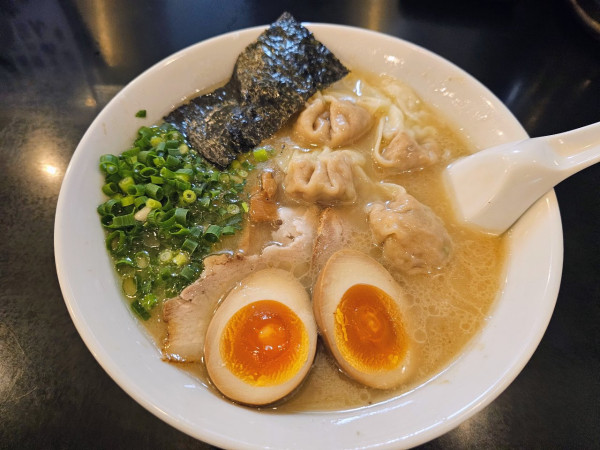 「雲呑麺+醤蛋」@らーめん 茂木の写真
