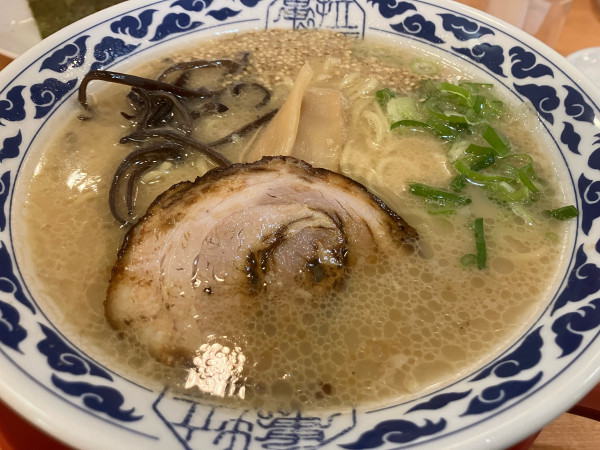 「醤油豚骨ラーメン」@九州らーめん亀王 江坂店の写真