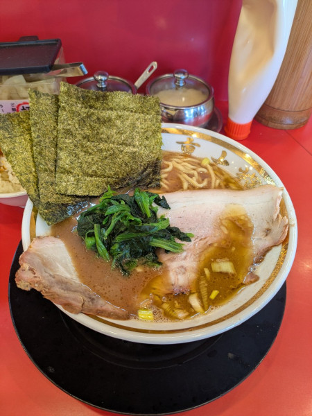 「ラーメン（並）　ライス」@家系ラーメン 裏大輝家 青物横丁店の写真
