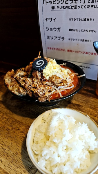 「旨辛味噌らーめん（中）味噌アブラと🍚」@旨辛味噌らーめん ぼんずの写真