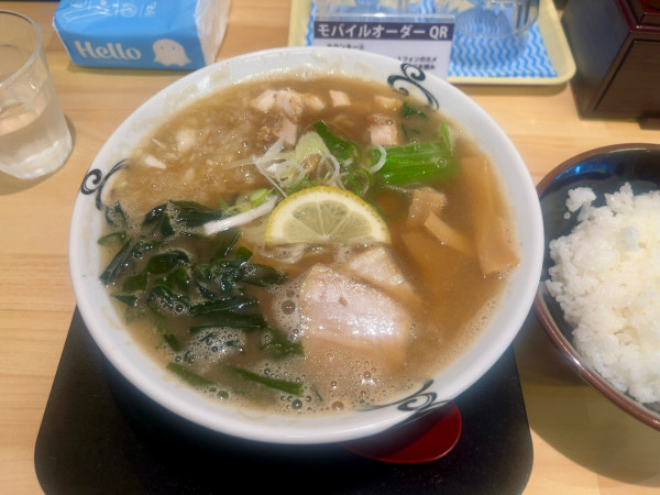 「まぐろ豚骨ラーメン950円・ライス小150円」@めん屋 まぐ郎の写真