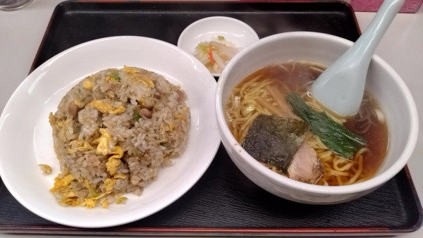 「チャーハン（700円）＋ラーメン（200円）」@寿楽の写真
