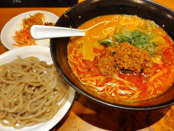 「豚骨担々麺 ／替玉　極太麺」@麺道 花の杜の写真