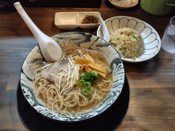 「牛骨しょうゆラーメン880円」@とんこつ・牛骨ラーメン龍瞳 シャミネ鳥取店の写真