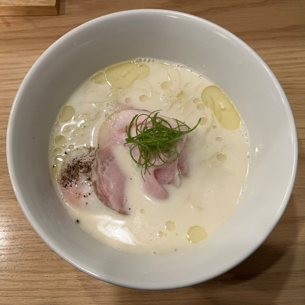 「白トリュフオイル香る鶏白湯麺」@らーめんMAIKAGURAの写真