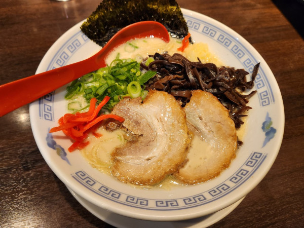 「ラーメン 白」@博多らーめん 一心堂 蒲田店の写真