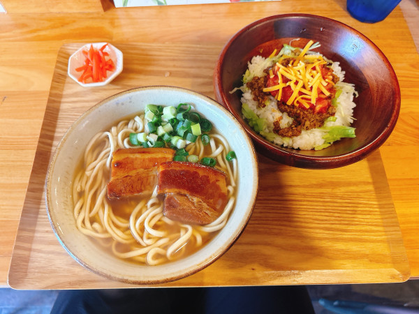 「沖縄そば＋ミニタコライス」@菊鶴そばの写真