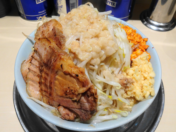 「小ラーメン（950円）やさいにんにくアブラ辛あげ」@麺でる 立川店の写真