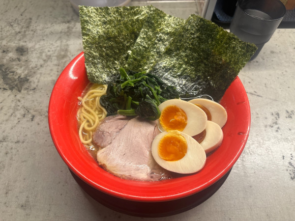 「家系味玉ラーメン（LINE友達で味玉無料）」@吉祥寺 武蔵家 熊谷店の写真