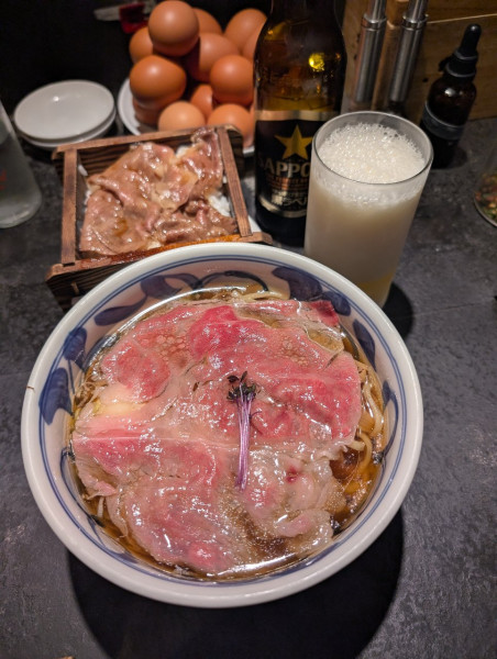 「和牛ラーメン(豚肉不使用)＋黒毛和牛せいろご飯＋サッポロ黒ラベル」@駄目な隣人 新宿店の写真