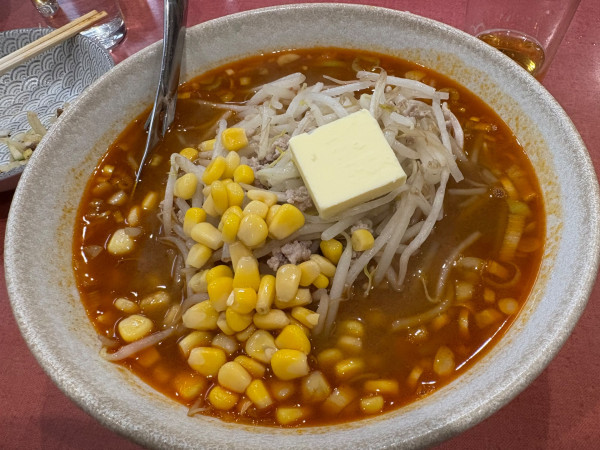 「味噌らーめん600円+バター100円+コーン50円+赤星」@らーめん 高尾の写真