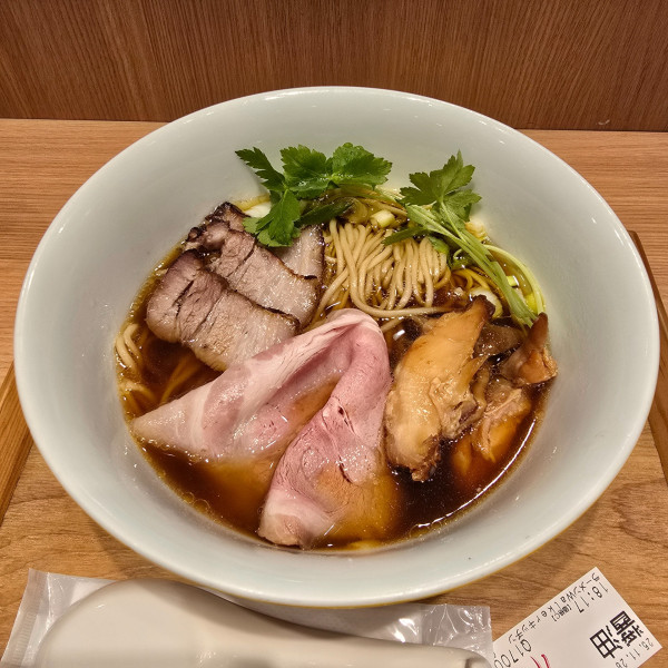 「【柳麺呉田】鹿野地鶏と川俣シャモの醤油SOBA」@ラーメンWalkerキッチンの写真