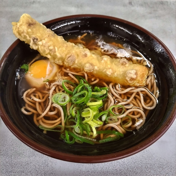 「ちくわ天（￥530）＋生玉子（￥100）」@都そば 香里園店の写真