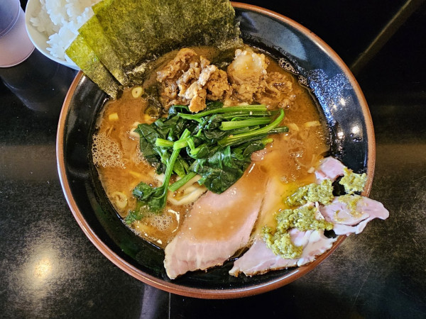 「しょうゆ＋アブラカス＋ジェノベーゼ（極太手揉み麺）1000円」@よご家の写真