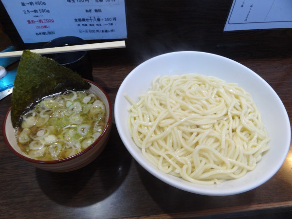 「塩つけ熱盛950円2.5（580g）をネギ増し無料」@麺舗十六の写真