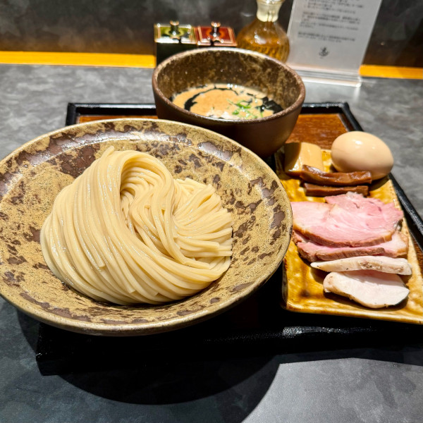 「特製黒つけ麺（大）¥1,580」@遷の写真