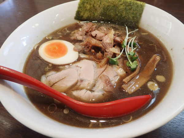 「煮干し醤油＋鶏チャー＋ごはん」@らーめん一芯の写真