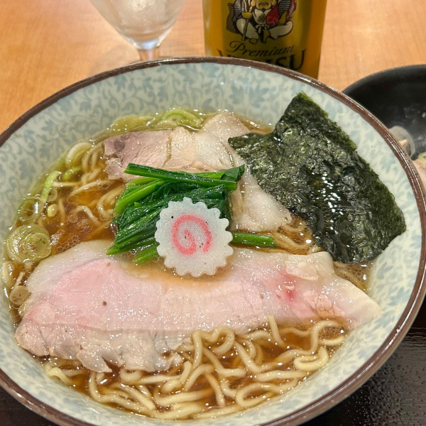 「生姜醤油ラーメン＋エビスビール」@ハちゃんラーメン 新橋店の写真
