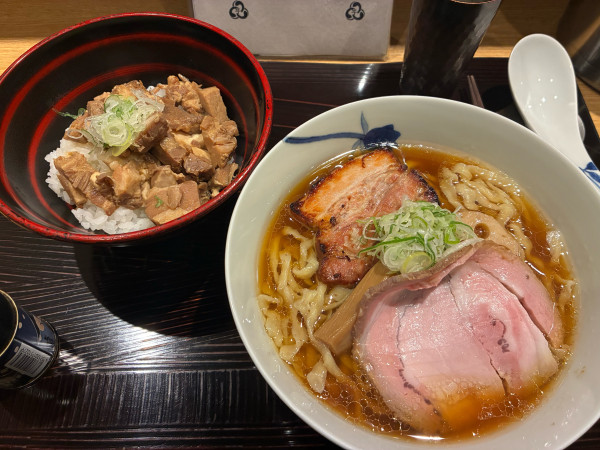 「醤油（中太手もみ麺）1200円+チャーシュー丼350円」@麺 みつヰの写真