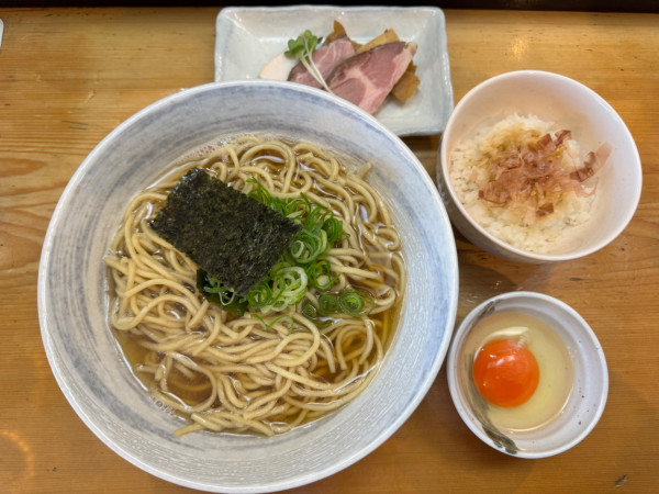 「いりこそば（大盛）➕黄身の濃い生卵かけごはん」@讃岐ラーメン 香麦 -komugi-の写真
