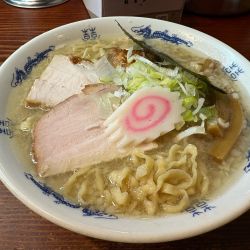 中華そば900円、ストロングスタイル100円