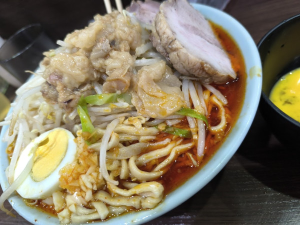 「海老味噌辛ラーメン・生卵（ちょい脂・ニンニク少）」@ラーメン富士丸  西早稲田店の写真