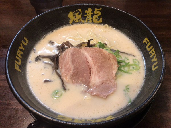 「とんこつラーメン+無料替え玉2玉 800円」@とんこつラーメン 博多風龍 大宮東口駅前店の写真