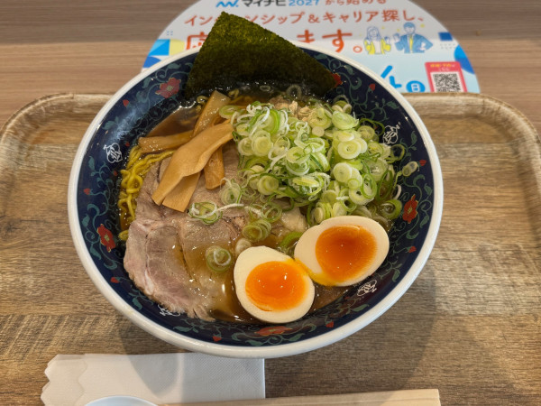 「煮干醤油ラーメン 大盛 煮玉子トッピング ネギトッピング」@凌駕IDEA イオンモール松本店の写真